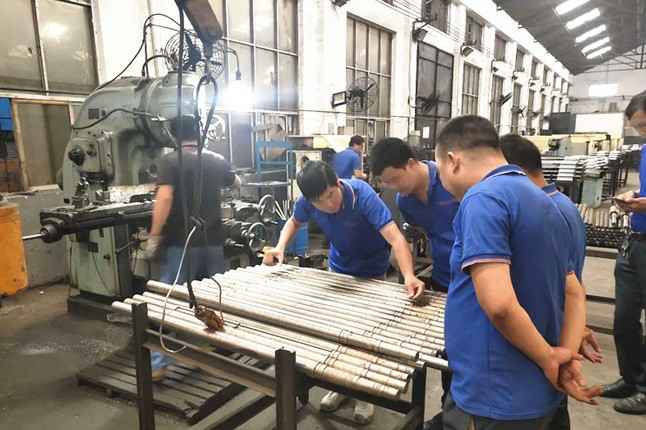 华体会体育(中国)HTH·官方网站每周对各个工序进行质量监督检验的现场。